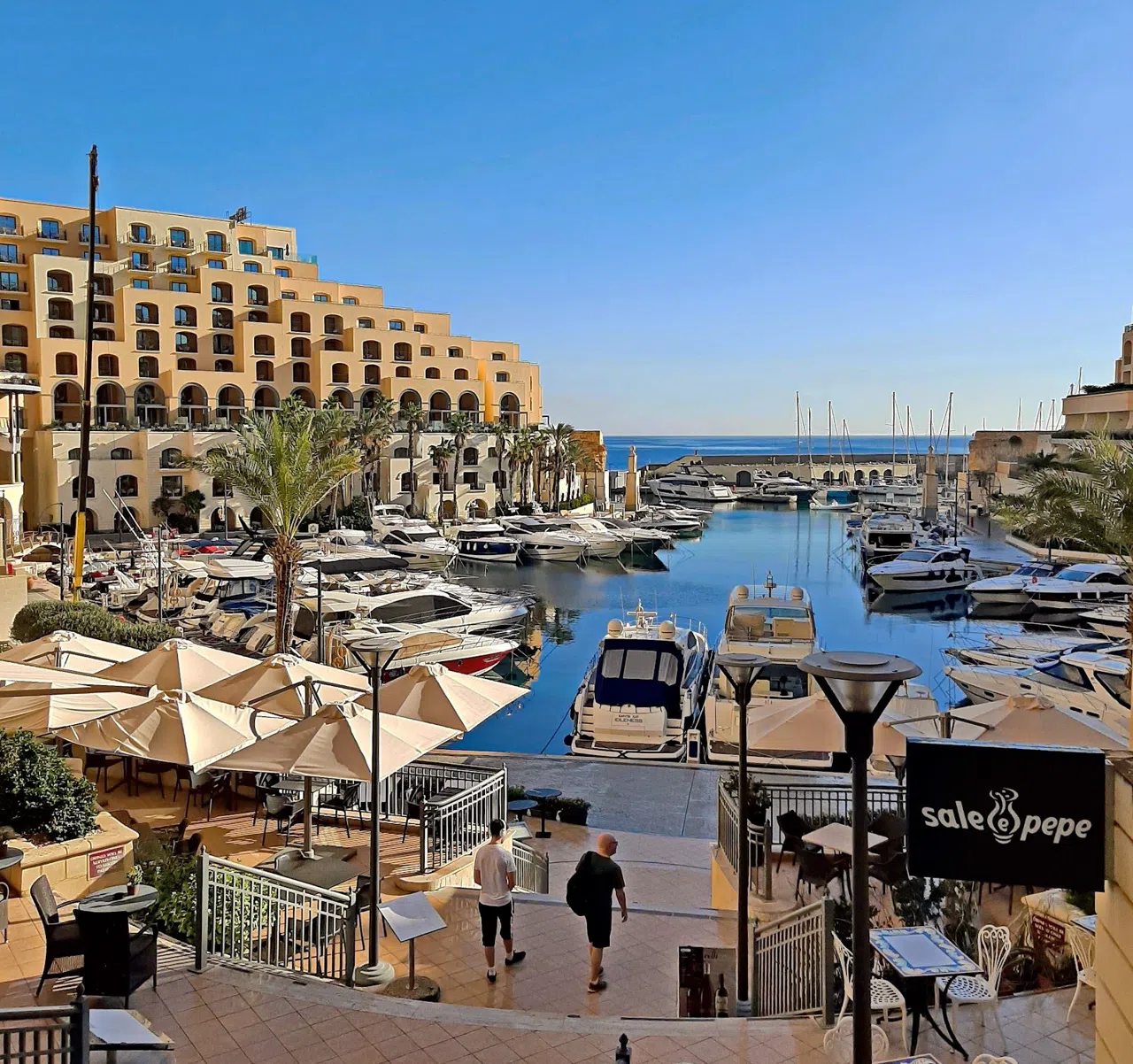 Portomaso Marina, St Julian's: yates de día, cena al anochecer