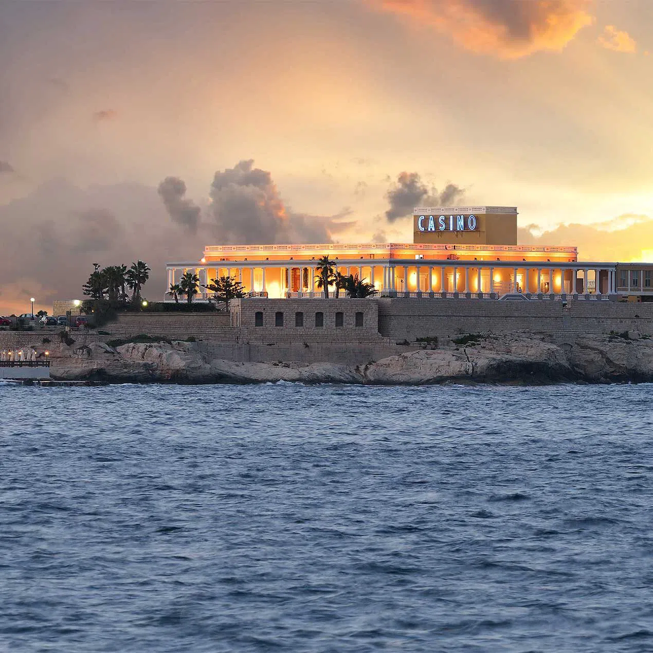 Le front de mer de St Julian's, construit par les Britanniques